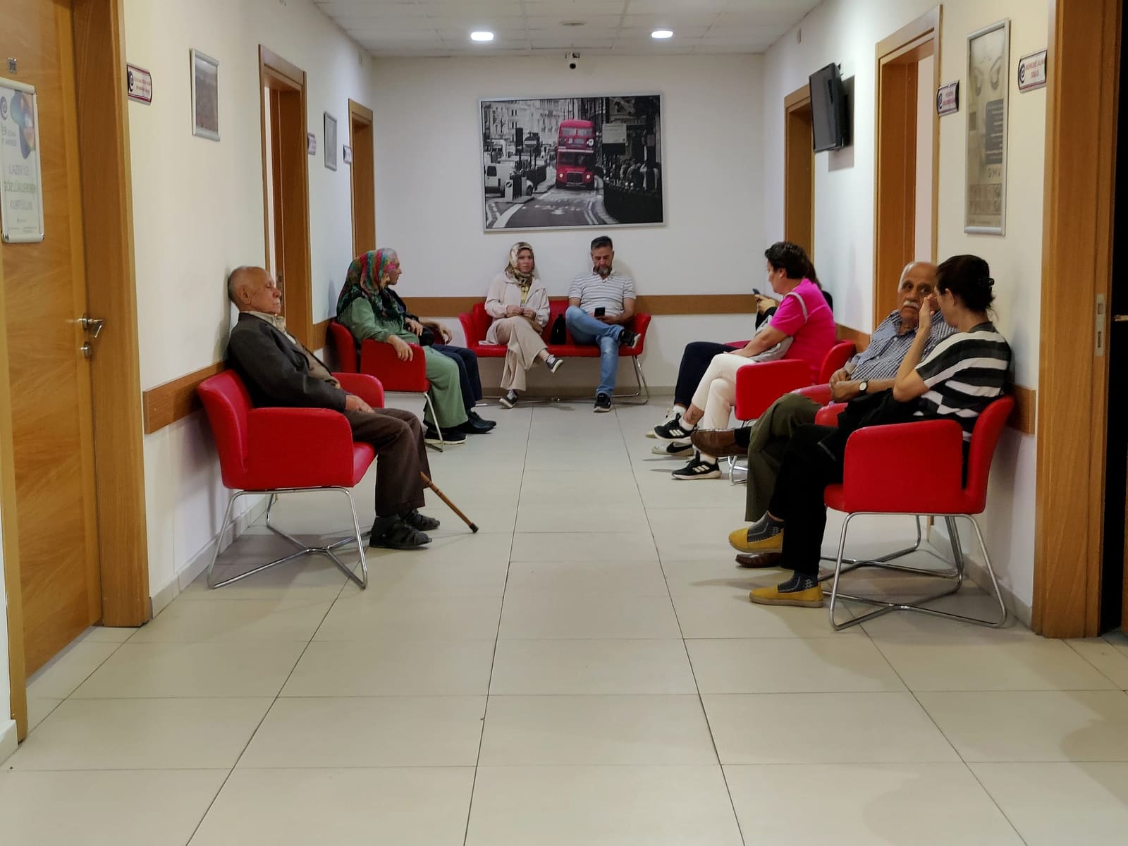 Poliklinik önündeki bekleme alanı