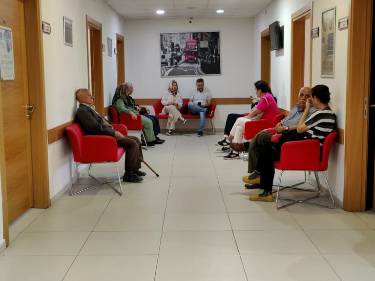 Poliklinik önündeki bekleme alanı