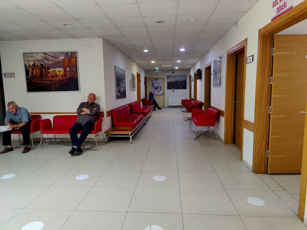 Poliklinik koridoru ve bekleme koltukları