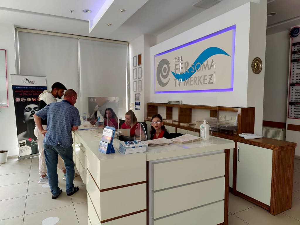 Fer Soma Tıp Merkezi resepsiyonu ve logolu duvar